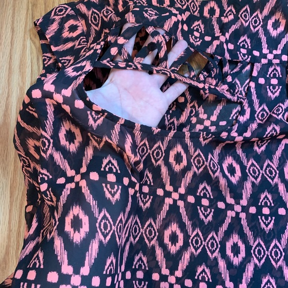 Fun print, open- back sheer blouse - Picture 4 of 4